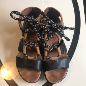 Sorel Torpeda Lace li Falt Sandals